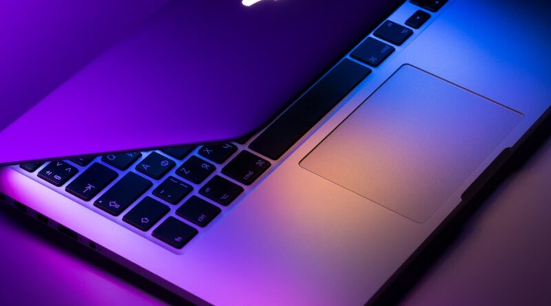 MacBook Apple com chip M5 em mesa de trabalho moderna